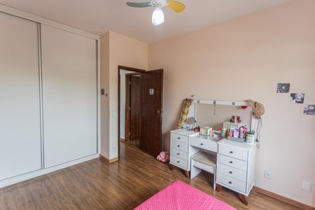 Casa à venda com 300m², 4 quartos e 4 vagas Casa à venda com 300m², 4 quartos e 4 vagasQuarto 2