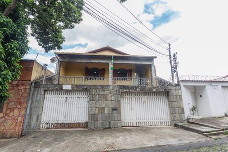 Casa à venda com 300m², 4 quartos e 4 vagas Casa à venda com 300m², 4 quartos e 4 vagasFachada