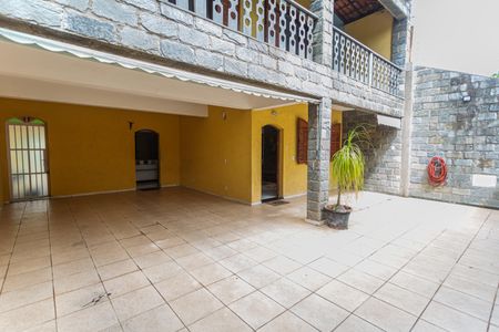 Casa à venda com 300m², 4 quartos e 4 vagas Casa à venda com 300m², 4 quartos e 4 vagasGaragem/Entrada