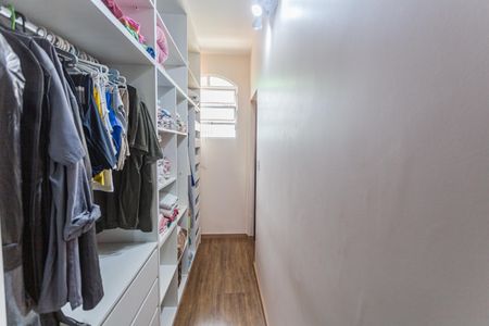 Casa à venda com 300m², 4 quartos e 4 vagas Casa à venda com 300m², 4 quartos e 4 vagasCloset da Suíte