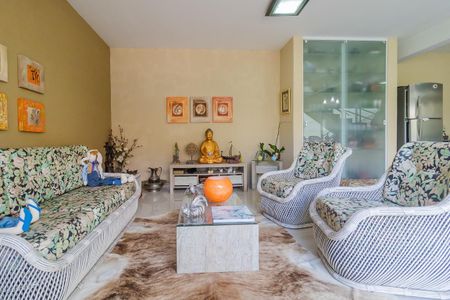 Casa à venda com 235m², 4 quartos e 4 vagas Casa à venda com 235m², 4 quartos e 4 vagasEdícula