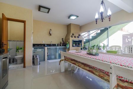 Casa à venda com 235m², 4 quartos e 4 vagas Casa à venda com 235m², 4 quartos e 4 vagasEdícula