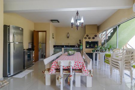 Casa à venda com 235m², 4 quartos e 4 vagas Casa à venda com 235m², 4 quartos e 4 vagasEdícula