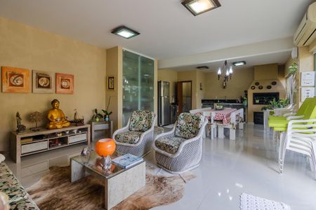 Casa à venda com 235m², 4 quartos e 4 vagas Casa à venda com 235m², 4 quartos e 4 vagasEdícula