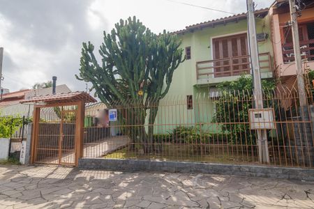 Casa à venda com 235m², 4 quartos e 4 vagas Casa à venda com 235m², 4 quartos e 4 vagasFachada