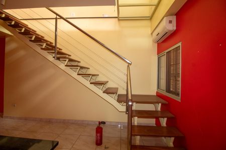 Casa à venda com 288m², 4 quartos e 2 vagasEscada - Casa 1