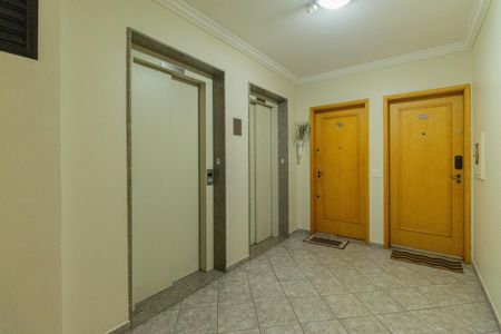 Apartamento à venda com 65m², 2 quartos e 2 vagasHall do andar