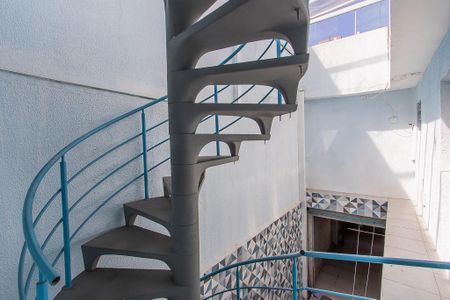 Casa à venda com 200m², 4 quartos e 2 vagasEscada