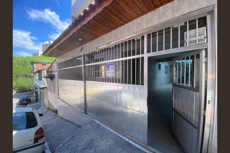 Casa à venda com 200m², 4 quartos e 2 vagasFachada + placa