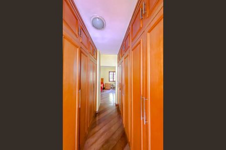 Casa à venda com 318m², 5 quartos e 3 vagasQuarto 4 - Suíte