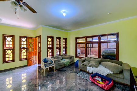 Casa à venda com 318m², 5 quartos e 3 vagasSala