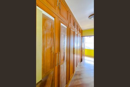 Casa à venda com 318m², 5 quartos e 3 vagasQuarto 4 - Suíte