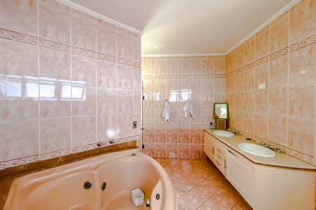 Casa à venda com 318m², 5 quartos e 3 vagasBanheiro da Suíte