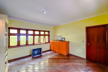 Casa à venda com 318m², 5 quartos e 3 vagasEscritório