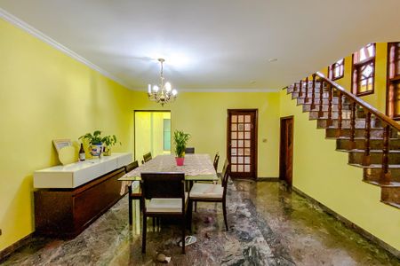 Casa à venda com 318m², 5 quartos e 3 vagasSala