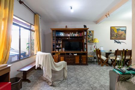 Casa à venda com 270m², 4 quartos e 2 vagas Casa à venda com 270m², 4 quartos e 2 vagasSala