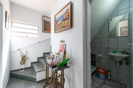 Casa à venda com 270m², 4 quartos e 2 vagas Casa à venda com 270m², 4 quartos e 2 vagasEscada