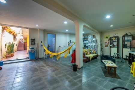 Casa à venda com 270m², 4 quartos e 2 vagas Casa à venda com 270m², 4 quartos e 2 vagasÁrea comum - Salão de festas