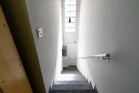 Casa à venda com 270m², 4 quartos e 2 vagas Casa à venda com 270m², 4 quartos e 2 vagasEscada