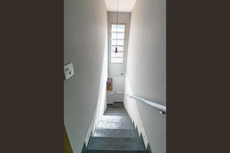 Casa à venda com 270m², 4 quartos e 2 vagas Casa à venda com 270m², 4 quartos e 2 vagasEscada