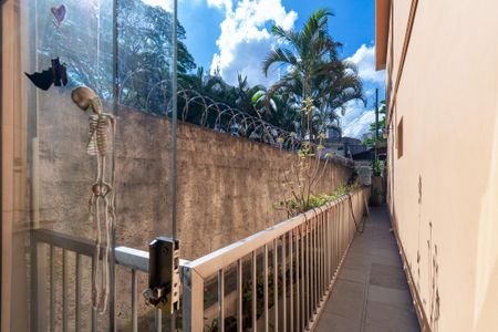 Casa à venda com 270m², 4 quartos e 2 vagas Casa à venda com 270m², 4 quartos e 2 vagasCorredor Externo