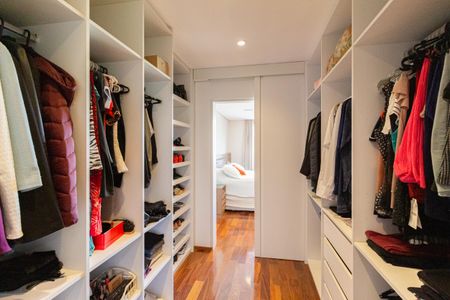 Casa de condomínio à venda com 370m², 4 quartos e 4 vagasSuíte 4