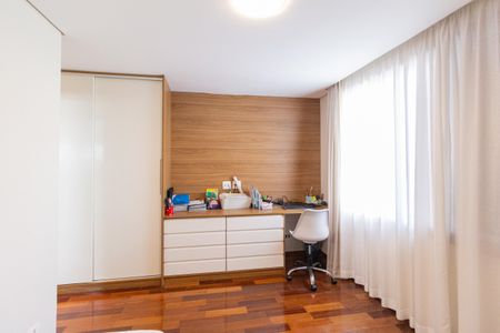 Casa de condomínio à venda com 370m², 4 quartos e 4 vagasSuíte 3