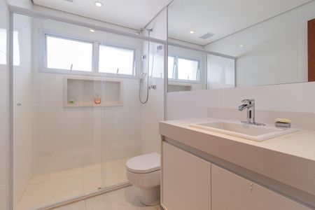 Casa de condomínio à venda com 370m², 4 quartos e 4 vagasBanheiro da suíte 3