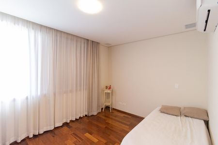 Casa de condomínio à venda com 370m², 4 quartos e 4 vagasSuíte 3