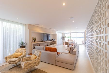 Casa de condomínio à venda com 370m², 4 quartos e 4 vagasSala