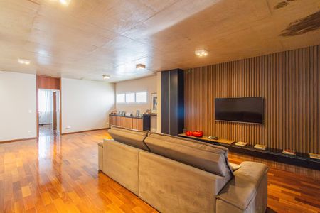 Casa de condomínio à venda com 370m², 4 quartos e 4 vagasSala de TV