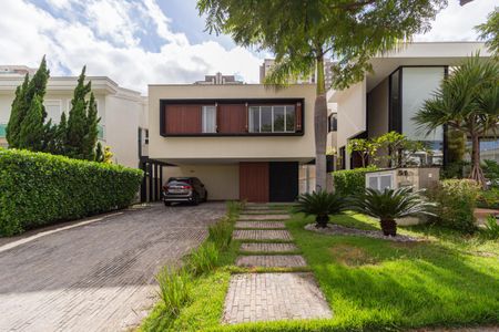 Casa de condomínio à venda com 370m², 4 quartos e 4 vagasFachada