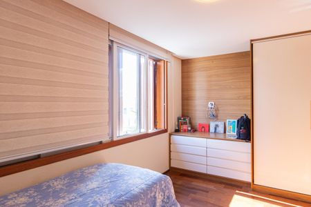 Casa de condomínio à venda com 370m², 4 quartos e 4 vagasSuíte 2