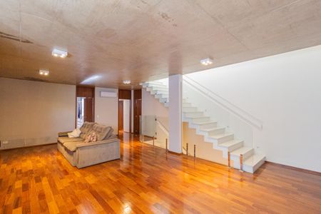 Casa de condomínio à venda com 370m², 4 quartos e 4 vagasSala de TV