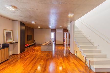 Casa de condomínio à venda com 370m², 4 quartos e 4 vagasSala de TV