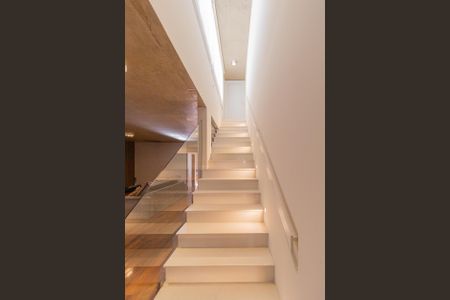 Casa de condomínio à venda com 370m², 4 quartos e 4 vagasEscada