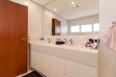 Casa de condomínio à venda com 370m², 4 quartos e 4 vagasBanheiro da suíte 4