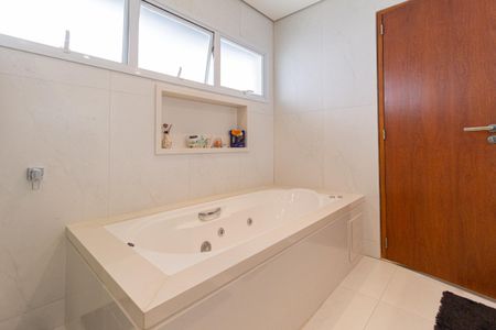 Casa de condomínio à venda com 370m², 4 quartos e 4 vagasBanheiro da suíte 4