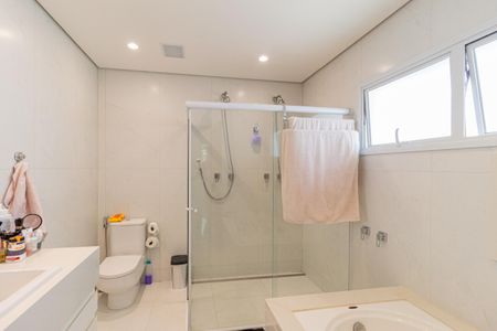 Casa de condomínio à venda com 370m², 4 quartos e 4 vagasBanheiro da suíte 4
