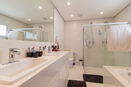 Casa de condomínio à venda com 370m², 4 quartos e 4 vagasBanheiro da suíte 4