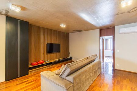 Casa de condomínio à venda com 370m², 4 quartos e 4 vagasSala de TV