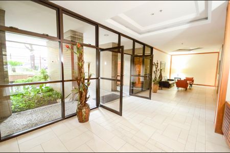 Apartamento à venda com 250m², 3 quartos e 2 vagas Apartamento à venda com 250m², 3 quartos e 2 vagasHall