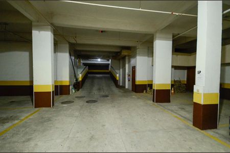 Apartamento à venda com 250m², 3 quartos e 2 vagas Apartamento à venda com 250m², 3 quartos e 2 vagasÁrea comum - Estacionamento