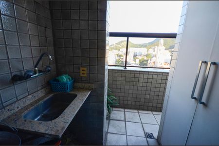 Apartamento à venda com 250m², 3 quartos e 2 vagas Apartamento à venda com 250m², 3 quartos e 2 vagasÁrea de Serviço