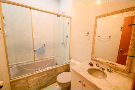 Apartamento à venda com 250m², 3 quartos e 2 vagas Apartamento à venda com 250m², 3 quartos e 2 vagasBanheiro da Suíte 1