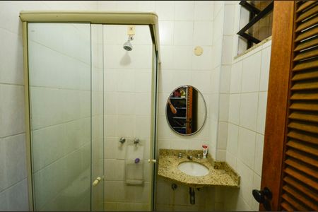 Apartamento à venda com 250m², 3 quartos e 2 vagas Apartamento à venda com 250m², 3 quartos e 2 vagasBanheiro de Serviço