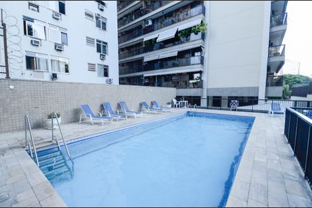 Apartamento à venda com 250m², 3 quartos e 2 vagas Apartamento à venda com 250m², 3 quartos e 2 vagasÁrea comum - Piscina