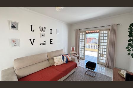 Casa à venda com 210m², 3 quartos e 3 vagas Casa à venda com 210m², 3 quartos e 3 vagasSala