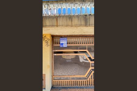 Casa à venda com 210m², 3 quartos e 3 vagas Casa à venda com 210m², 3 quartos e 3 vagasFachada e placa