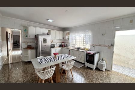 Casa à venda com 210m², 3 quartos e 3 vagas Casa à venda com 210m², 3 quartos e 3 vagasCozinha